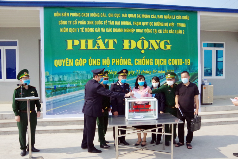 Các lực lượng và doanh nghiệp hoạt động tại khu vực cầu Bắc Luân 2 quyên góp, ủng hộ phòng, chống dịch Covid-19.