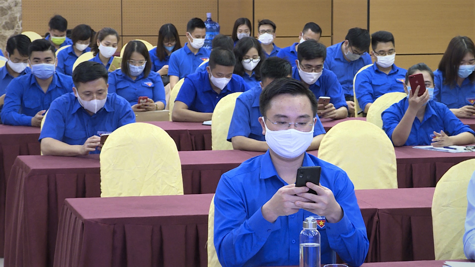 Các đoàn viên, thanh niên Đoàn Khối Các cơ quan tỉnh nhắn tin hưởng ứng chương trình "Toàn dân ủng hộ phòng, chống dịch Covid-19".  Ảnh: Minh Thương
