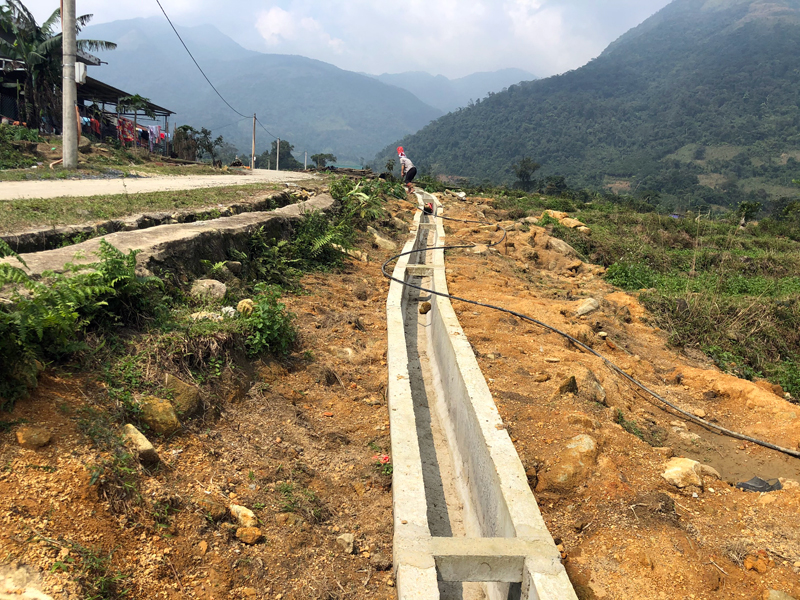 Hệ thống kênh mương thủy lợi được đầu tư, đảm bảo tưới tiêu cho hơn 80% diện tích đất canh tác của xã (Trong ảnh: Kênh mương tại khu Loong Sỉ, bản Lý Quáng).