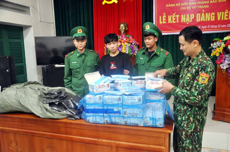 Đồn Biên phòng Bắc Sơn (TP Móng Cái) phát hiện, xử lý vụ vận chuyển khẩu trang y tế qua biên giới ngày 8/2.