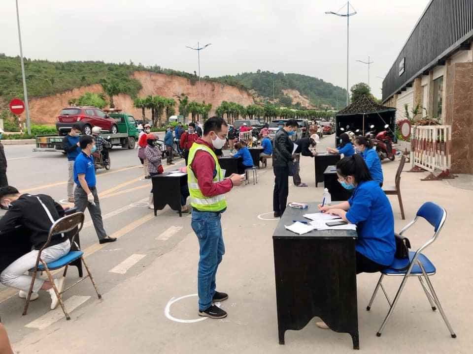 ĐVTN thành phố Hạ Long cùng lục lượng chức năng tại chốt kiểm soát thành phố.