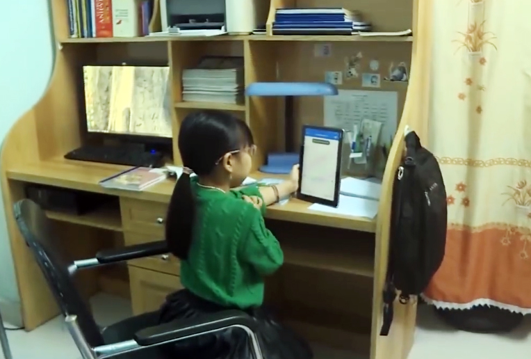 Học sinh TP Hạ Long học trực tuyến tại nhà.