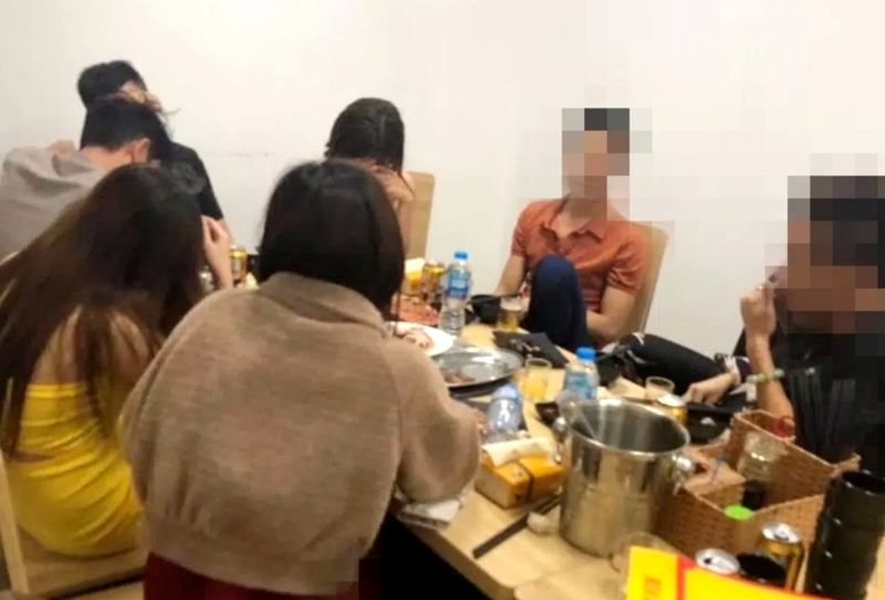Nhóm thanh niên tụ tập ăn uống tối 1/4 tại một nhà hàng thuộc thị trấn Đầm Hà, huyện Đầm Hà.