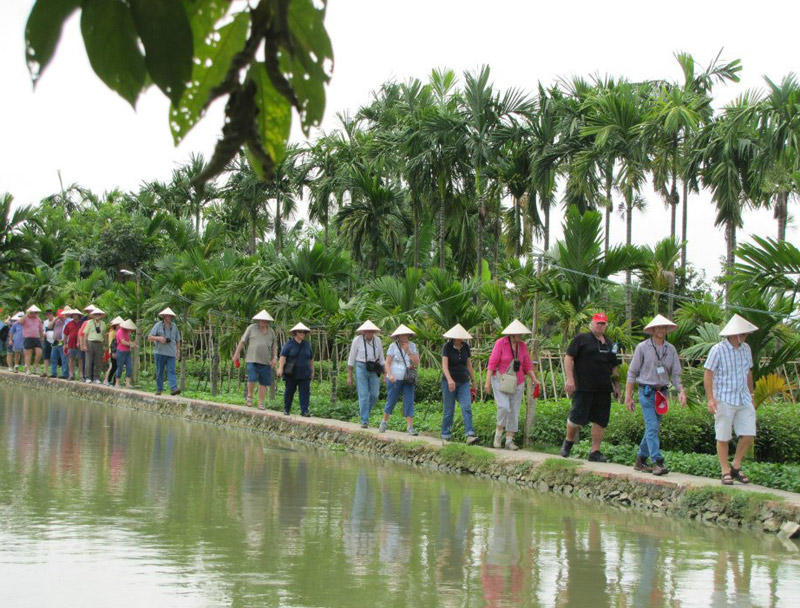Du khách nước ngoài tham quan làng quê Yên Đức (Đông Triều). Ảnh: Lý Xuân Thành (chụp tháng 9/2019).