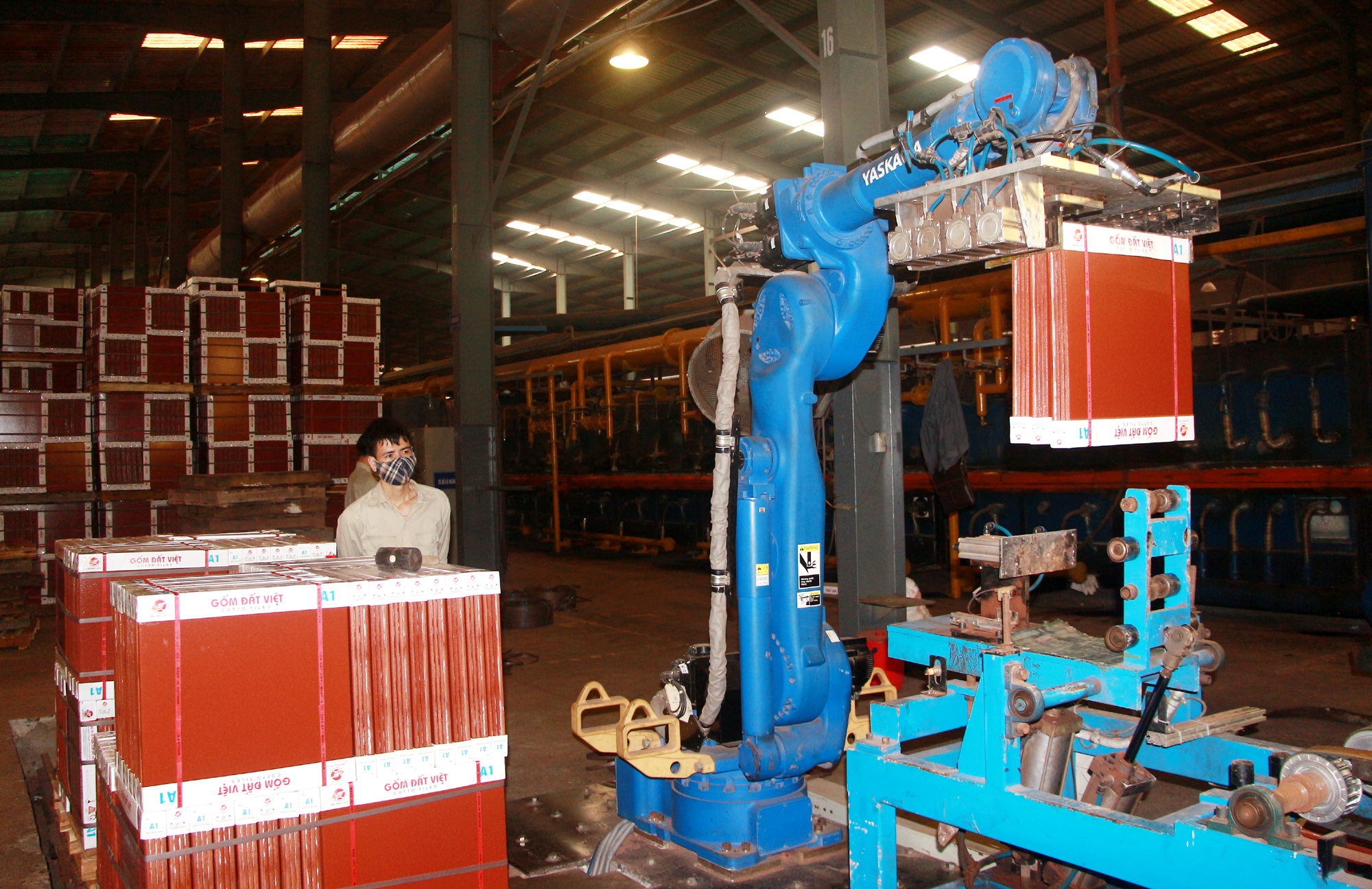 Công ty CP Gốm Đất Việt sử dụng robot trong hoạt động sản xuất. Ảnh: Mạnh Trường