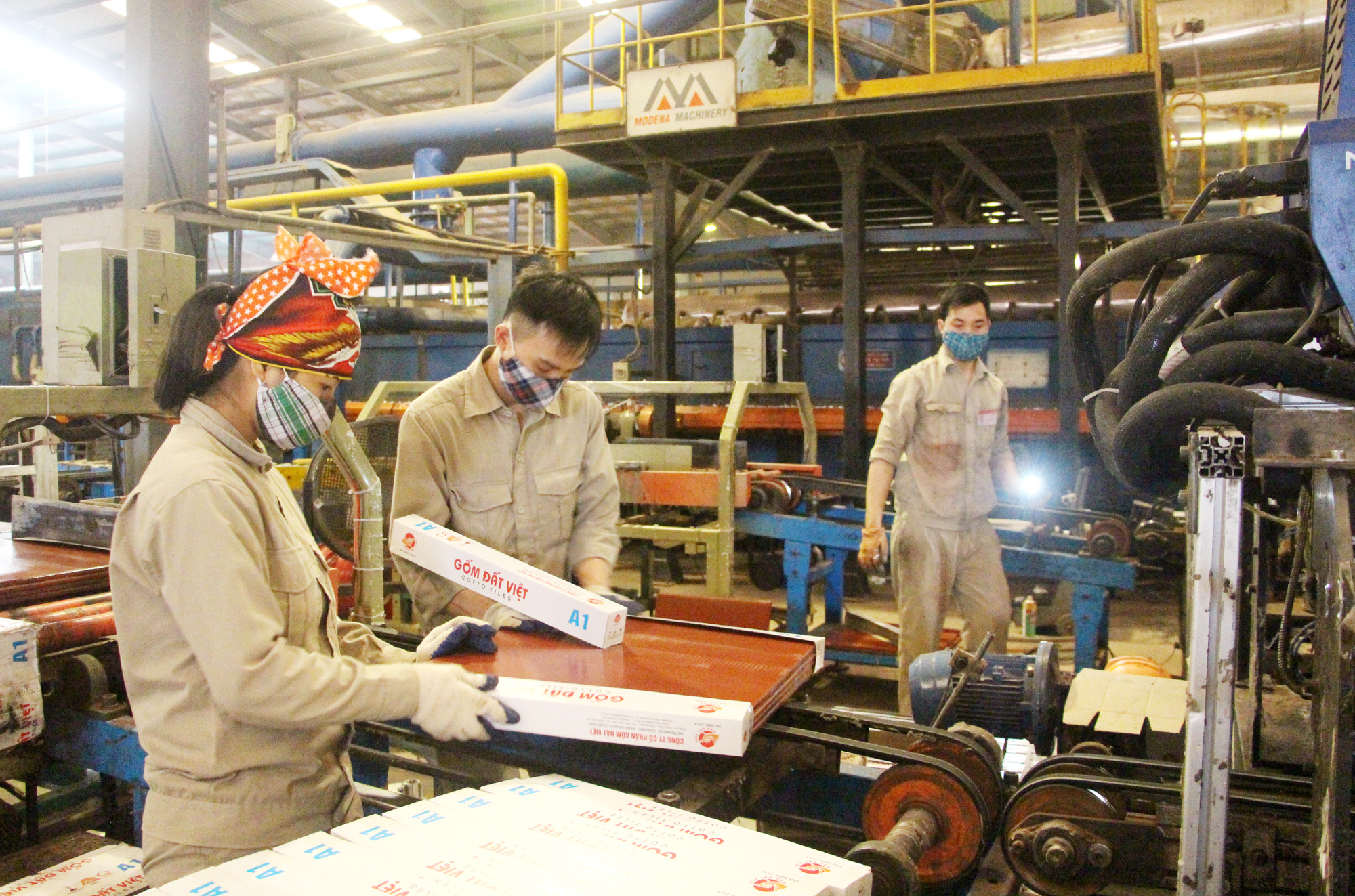 Lương công nhân lao động trung bình quý I/2020 của Công ty CP Gốm Đất Việt đạt trên 11 triệu đồng/người/tháng. Ảnh: Mạnh Trường