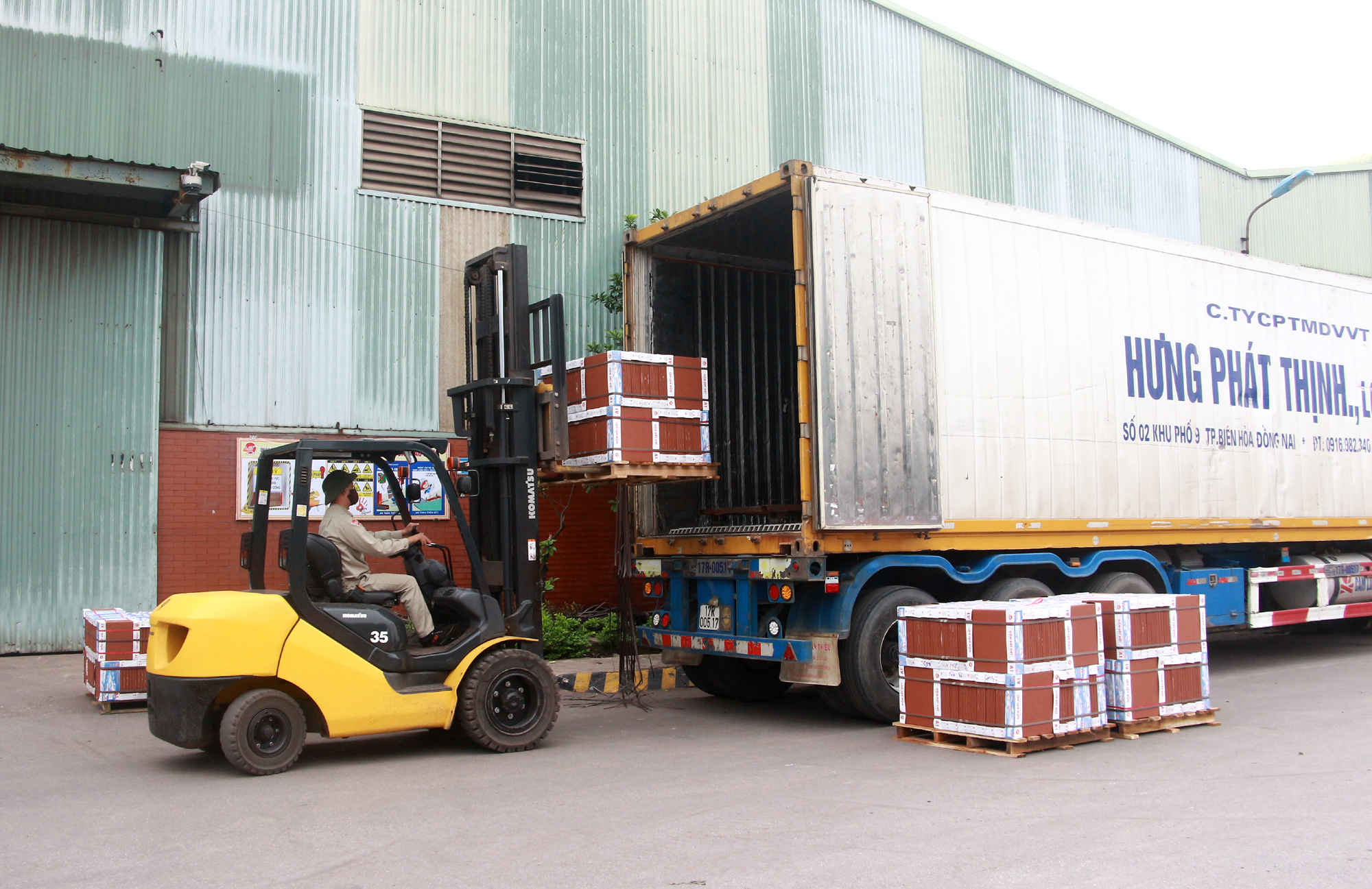 Giá trị sản xuất, kinh doanh quý I/2020 của Công ty CP Gốm Đất Việt đạt trên 75 tỷ đồng. Ảnh: Mạnh Trường