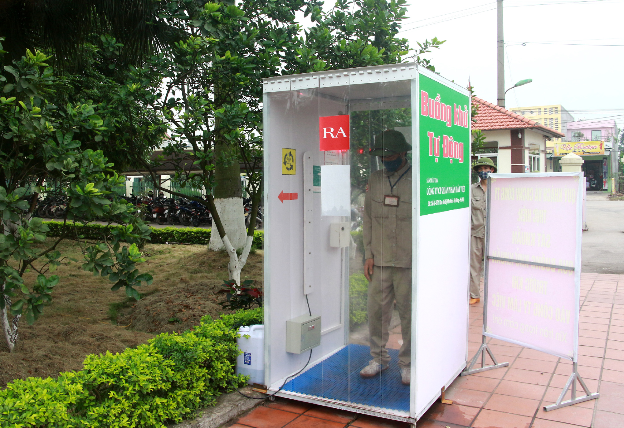 Buồng phun khử khuẩn của Công ty CP Gốm Đất Việt. Ảnh: Mạnh Trường