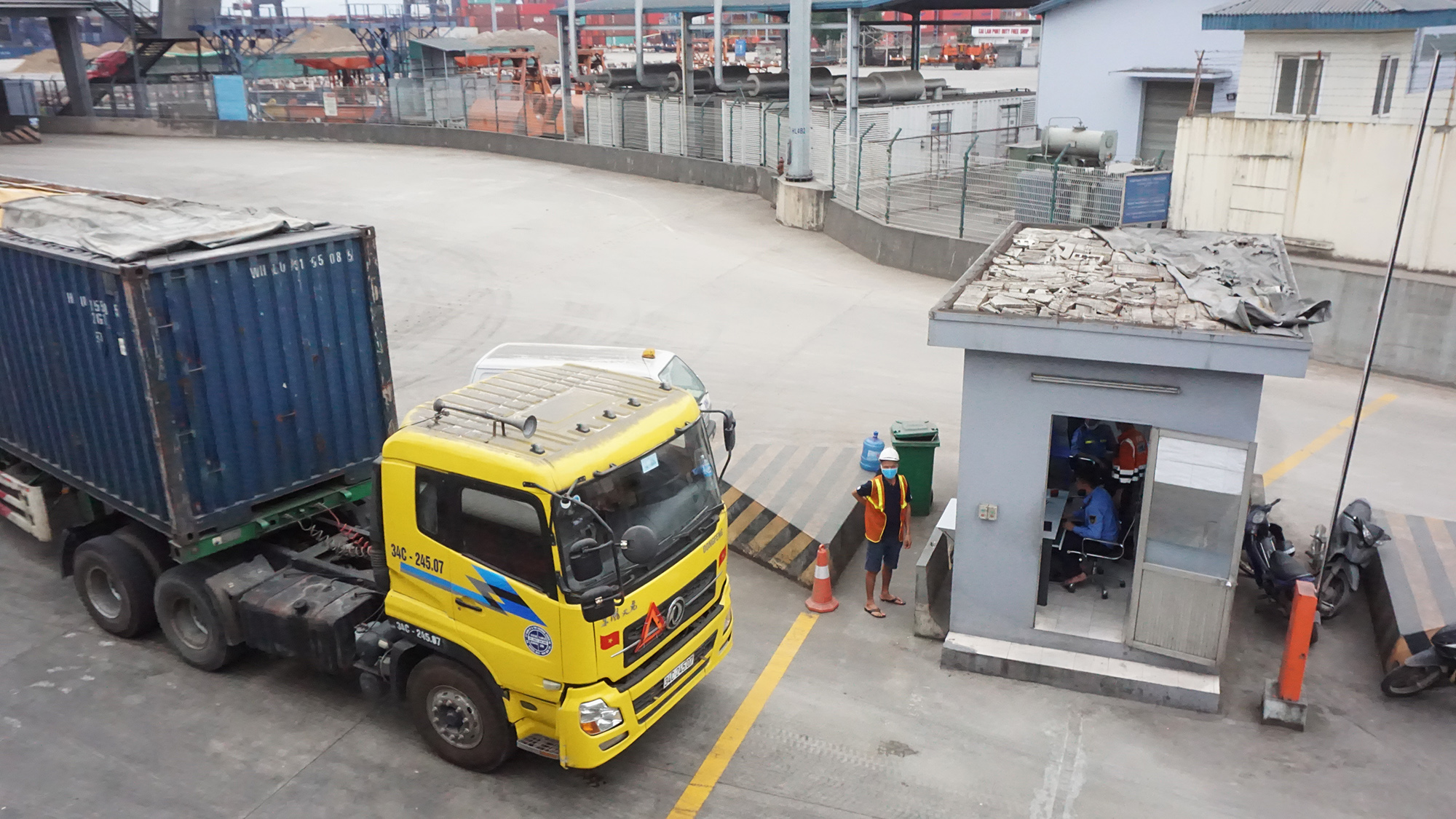Các lái xe phải chấp hành nghiêm chỉnh quy định về đeo khẩu trang và khoảng cách khi làm thủ tục kiểm soát tại cổng ra, vào.