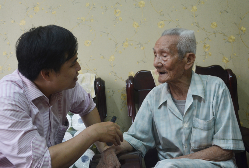 Cụ Phạm Văn Doãn kể chuyện lịch sử cho tác giả bài viết.