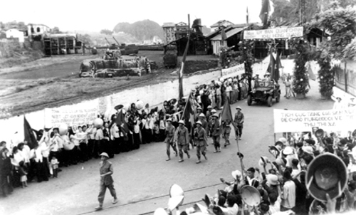Bộ đội ta vào tiếp quản TX Hòn Gai tháng 4/1955, trong sự chào đón tưng bừng của người dân. Ảnh tư liệu Bảo tàng Quảng Ninh.