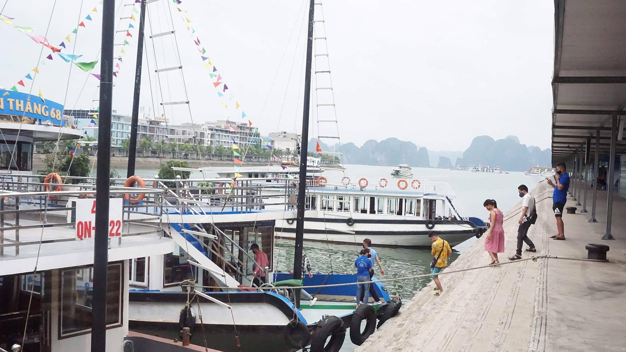 Du khách xuống tàu tham quan Vịnh Hạ Long.