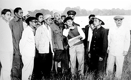 Chủ tịch Hồ Chí Minh thăm, nói chuyện với cán bộ, nhân dân đảo Tuần Châu, chiều tối ngày 30/3/1959.