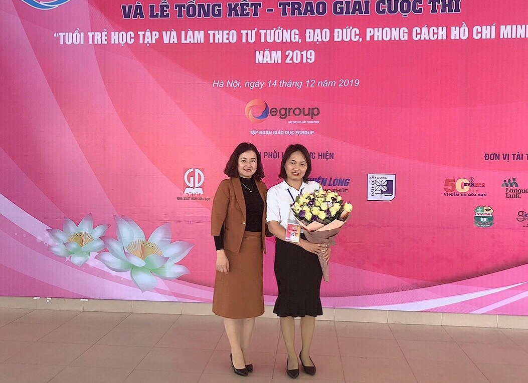 Lãnh đạo Phòng GD&ĐT TX Đông Triều chúc mừng cô giáo Hoàng Thị Thu sau khi nhận giải.