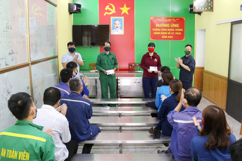 Phân xưởng Điện nước (Công ty Than Mạo Khê) khen thưởng các cá nhân tiêu biểu trong tháng 4/2020. Ảnh: Phạm Cừ (CTV)