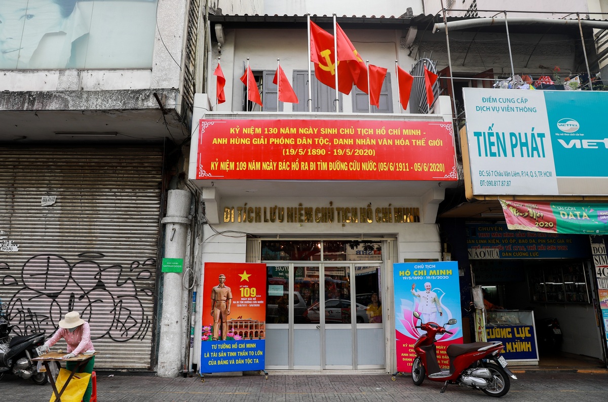 Năm 1910, Chủ tịch Hồ Chí Minh, khi đó mang tên Nguyễn Tất Thành, đến Sài Gòn và lưu trú tại căn nhà số 1-2-3 Bến Testard (nay là đường Châu Văn Liêm, quận 5) từ tháng 9/1910 đến tháng 6/1911. Trong ba căn nhà đó có một căn được giữ lại làm di tích lưu niệm, tọa lạc số 5, Châu Văn Liêm. Căn nhà này là một trong những trụ sở của công ty Liên Thành - doanh nghiệp và là tổ chức hoạt động cách mạng do các sĩ phu yêu nước thành lập. Tổ chức này đã đóng góp tài chính cho thanh niên Nguyễn Tất Thành sang Pháp tìm đường cứu nước năm 1911. Ngôi nhà đã được tu sửa nhưng vẫn giữ lại kết cấu xưa, gồm có hai tầng, bề ngang khoảng 4 m, sâu gần 9 m.
