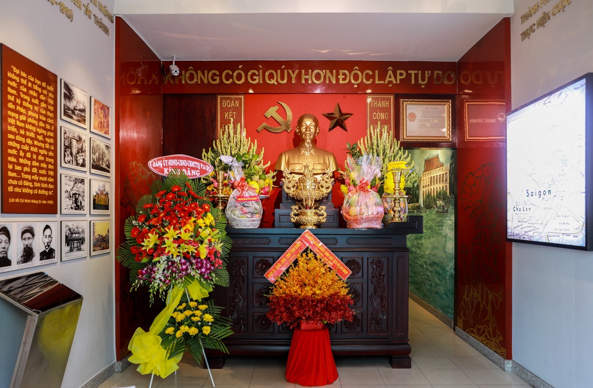 Tầng một của di tích đặt bàn thờ cùng tranh ảnh, bản đồ về Sài Gòn xưa, các hoạt động và những trí thức có ảnh hưởng tới Chủ tịch Hồ Chí Minh. Suốt thời gian ở căn nhà này, Bác Hồ dạy học, đi làm ở trường thợ máy và bán báo ở thương cảng để kiếm sống, tìm hiểu đời sống người lao động cũng như các tàu ra vào cảng Sài Gòn. Đây là thời gian hết sức quan trọng để thanh niên Nguyễn Tất Thành có bước chuẩn bị trực tiếp về vật chất, tinh thần, phương tiện cho việc ra đi tìm đường cứu nước.