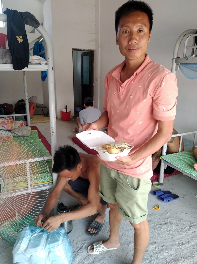 Anh Nguyễn Anh Tuấn đi lao động trái phép tại Quảng Tây, Trung Quốc nhập cảnh trái phép về Việt Nam bị Đồn Biên phòng Bắc Sơn bắt giữ và thực hiện cách ly tập trung tại Khu cách ly tập trung của TP Móng Cái.