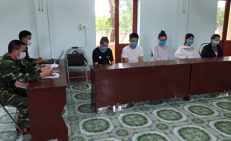 4 đối tượng người Trung Quốc nhập cảnh trái phép vào Việt Nam bị Đồn Biên phòng Trà Cổ bắt giữ ngay khi vừa lên bờ.