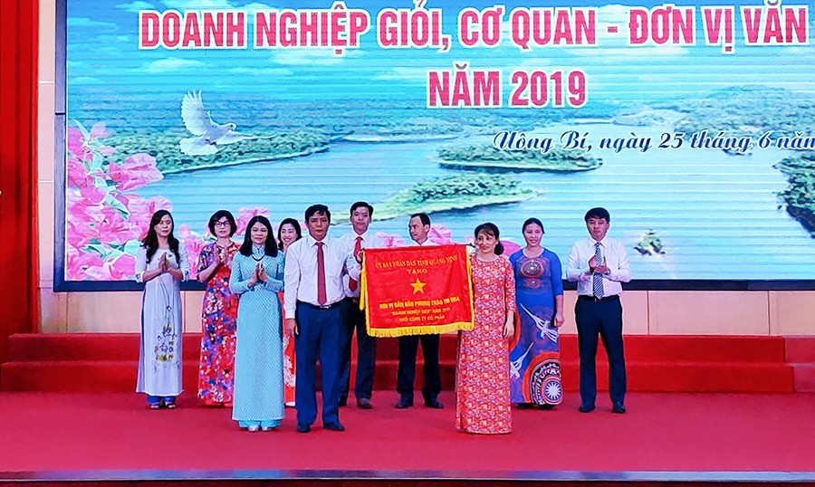 Công ty CP cơ khí Uông Bí nhận cờ dẫn đầu thi đua khối công ty cổ phần tỉnh năm 2019.