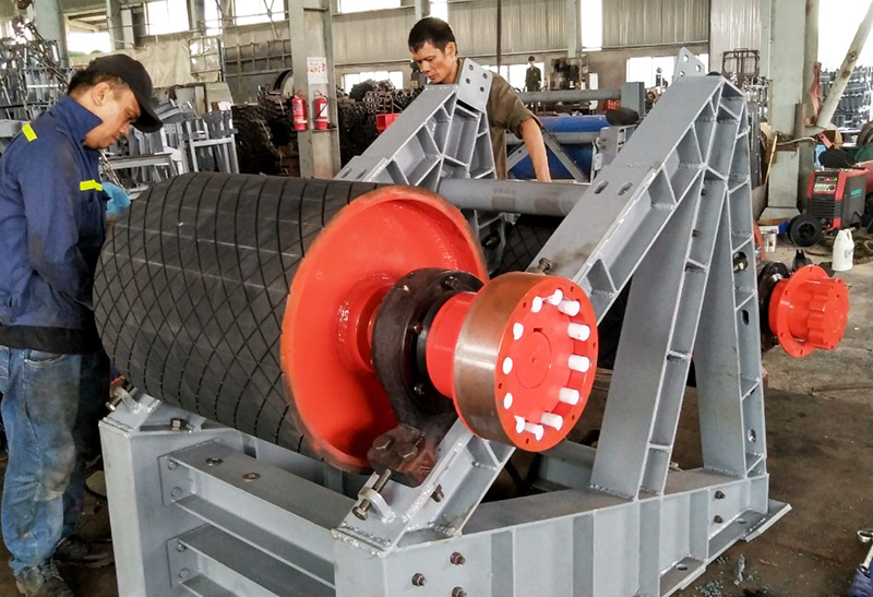 Công nhân Công ty CP cơ khí Uông Bí sản xuất hệ thống băng tải.