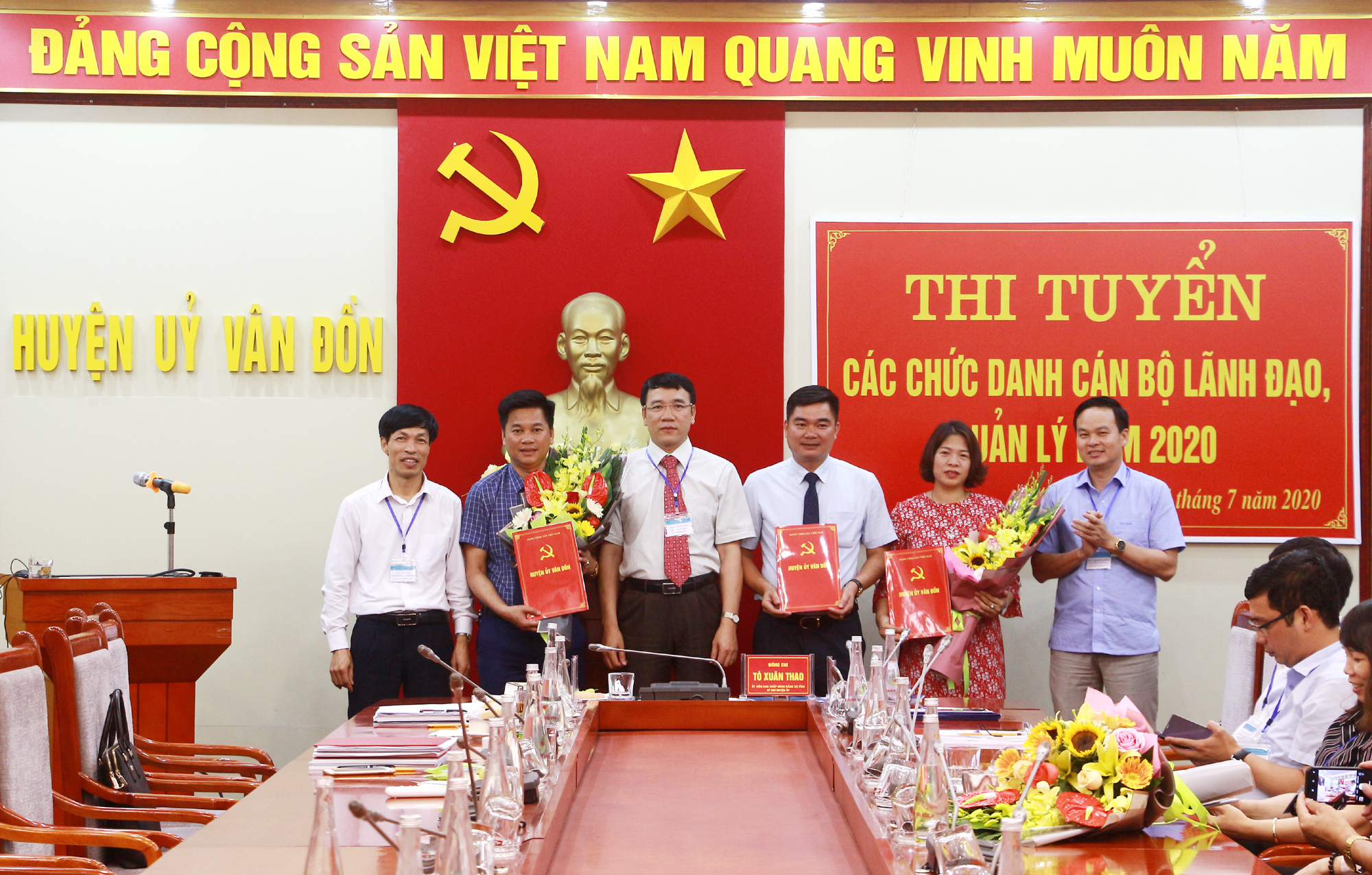 Các đồng chí lãnh đạo huyện Vân Đồn trao quyết định, chúc mừng các đồng chí trúng tuyển các chức danh lãnh đạo, quản lý.