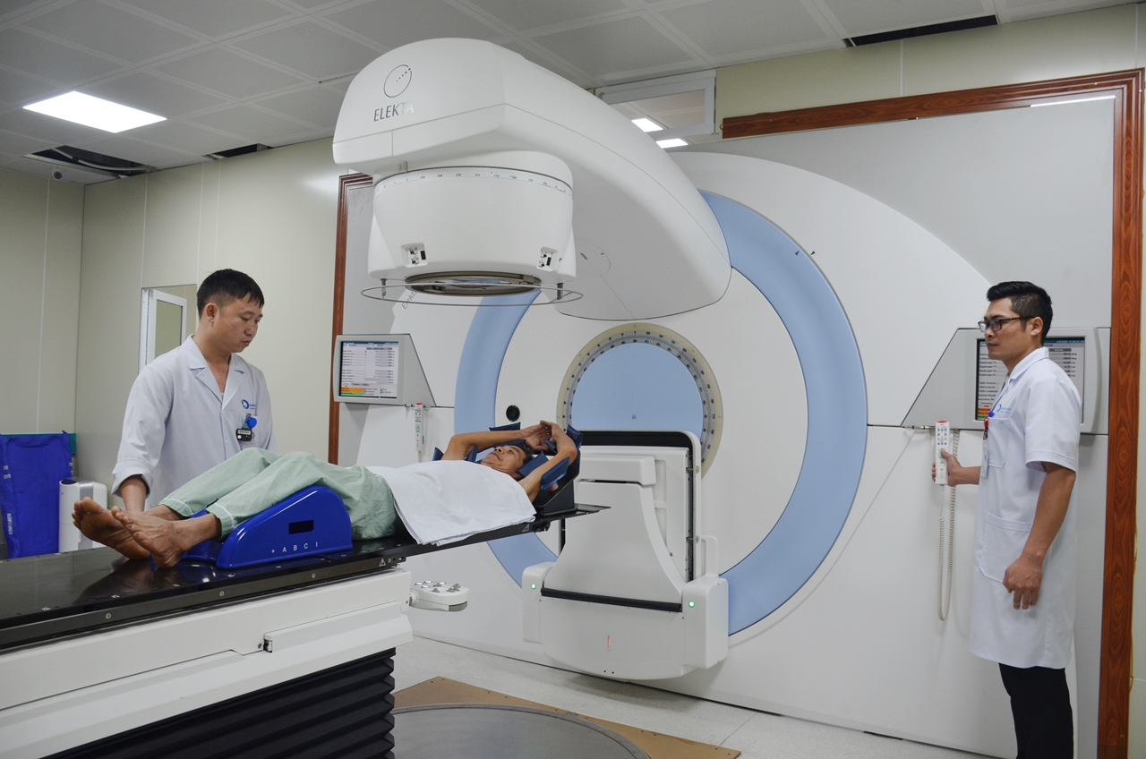  Xạ trị ung thư cho người bệnh tại Trung tâm Ung bướu, Bệnh viện Bãi Cháy.