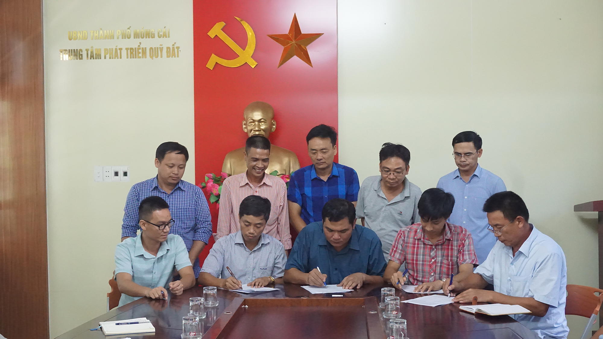 TP Móng Cái ký biên bản bàn giao mặt bằng thi công tuyến cho Chủ đầu tư và nhà thầu thi công