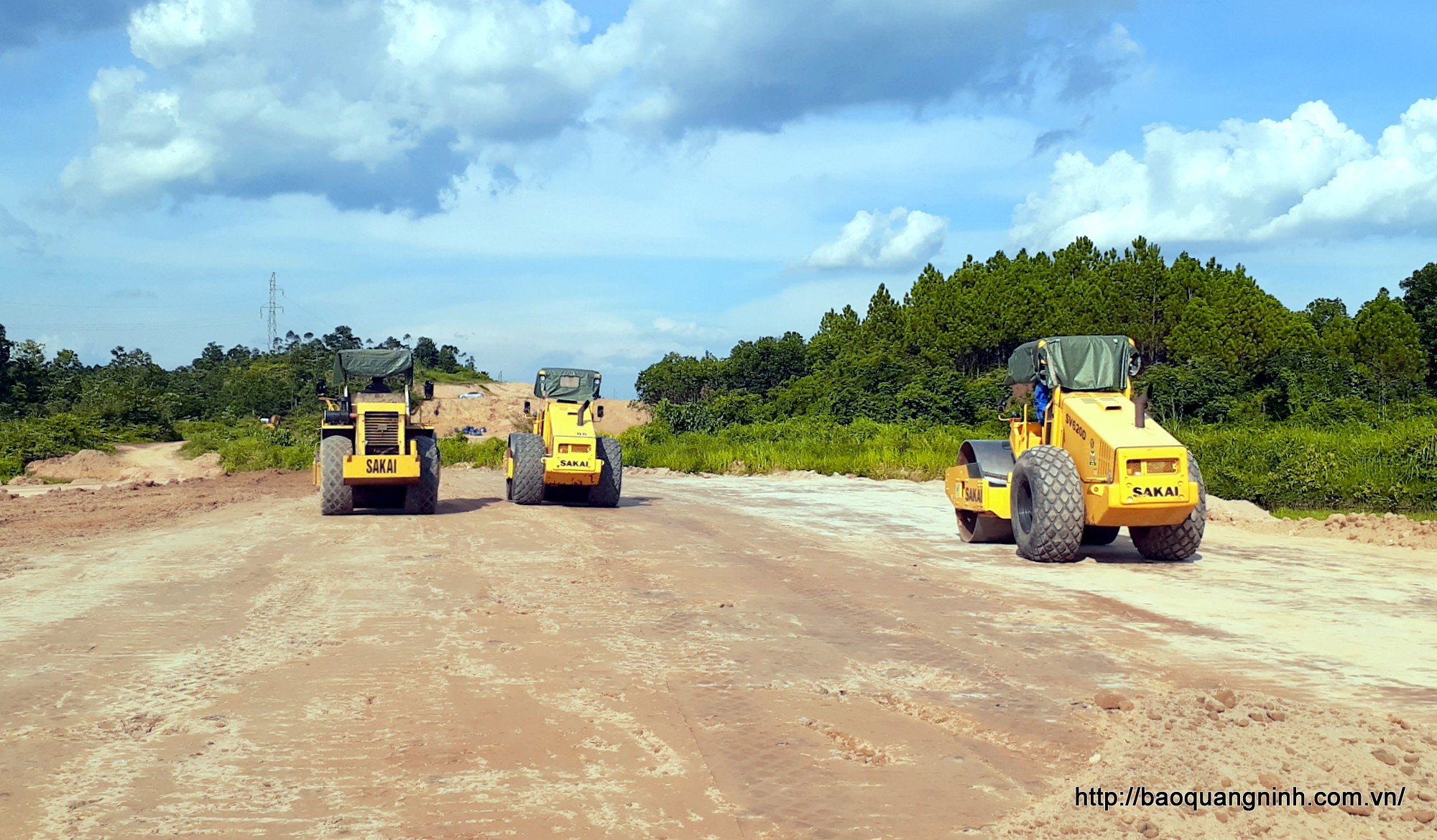 Các nhà thầu huy động máy móc, nhân lực, đẩy nhanh tiến độ thi công 
