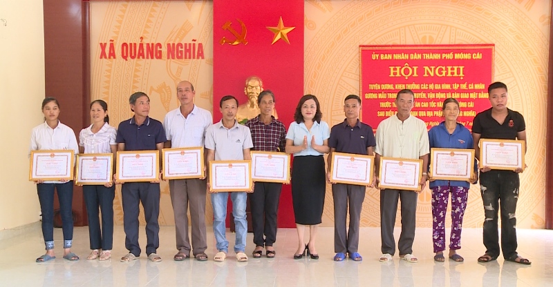 Lãnh đạo TP Móng Cái biểu dương khen thưởng các hộ dân.