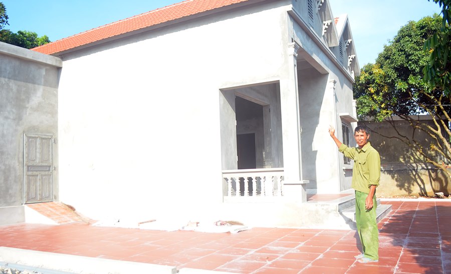 CCB Trần Văn Thành, thôn Đồng Tâm, xã Dực Yên (huyện Đầm Hà) chủ động bàn giao ngôi nhà mới xây cho đơn vị thi công dự án đường cao tốc Vân Đồn - Móng Cái sau điều chỉnh.