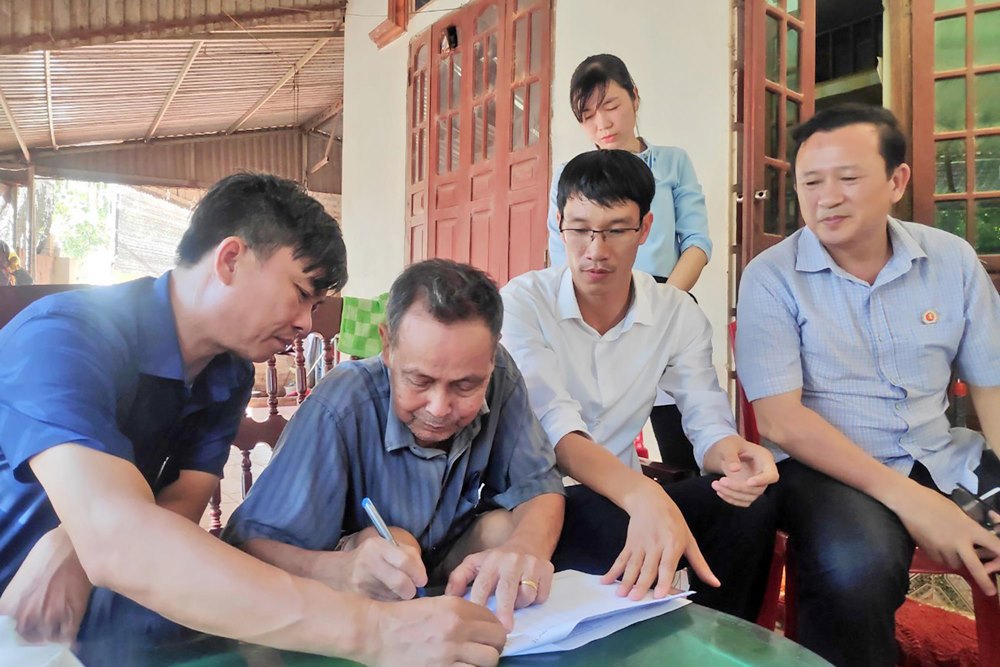 Hộ dân xã Đài Xuyên (huyện Vân Đồn) ký cam kết bàn giao mặt bằng thực hiện dự án cao tốc Vân Đồn - Móng Cái sau điều chỉnh. Ảnh: Mạnh Trường