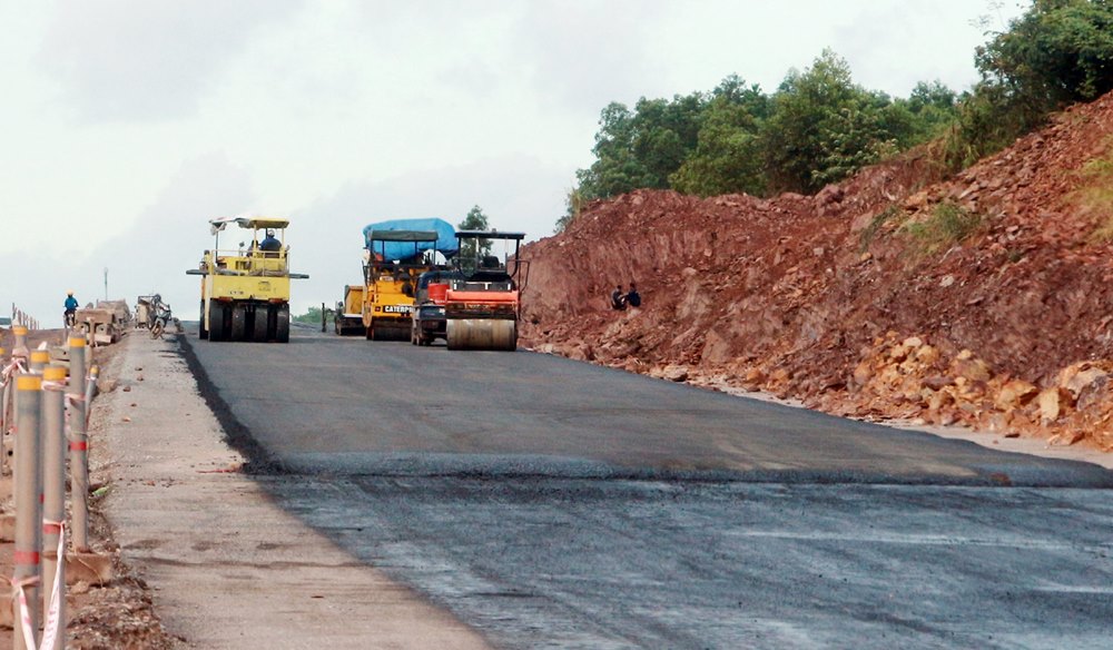 Nhà thầu đang thi công mở rộng cao tốc sau điều chỉnh tại địa phận xã Đoàn Kết (huyện Vân Đồn).