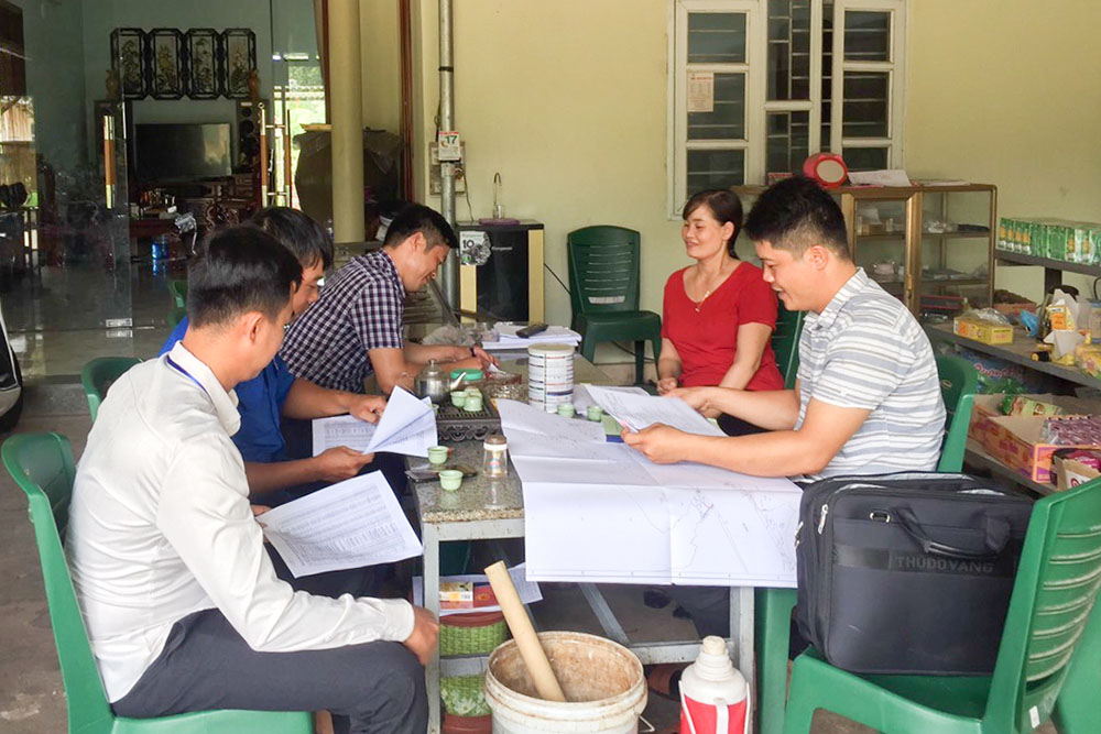 Cán bộ MTTQ và các đoàn thể xã Quảng Thịnh tham gia cùng tổ công tác đến từng hộ dân thuộc diện bàn giao mặt bằng tại thôn 3, để vận dộng tuyên truyền.