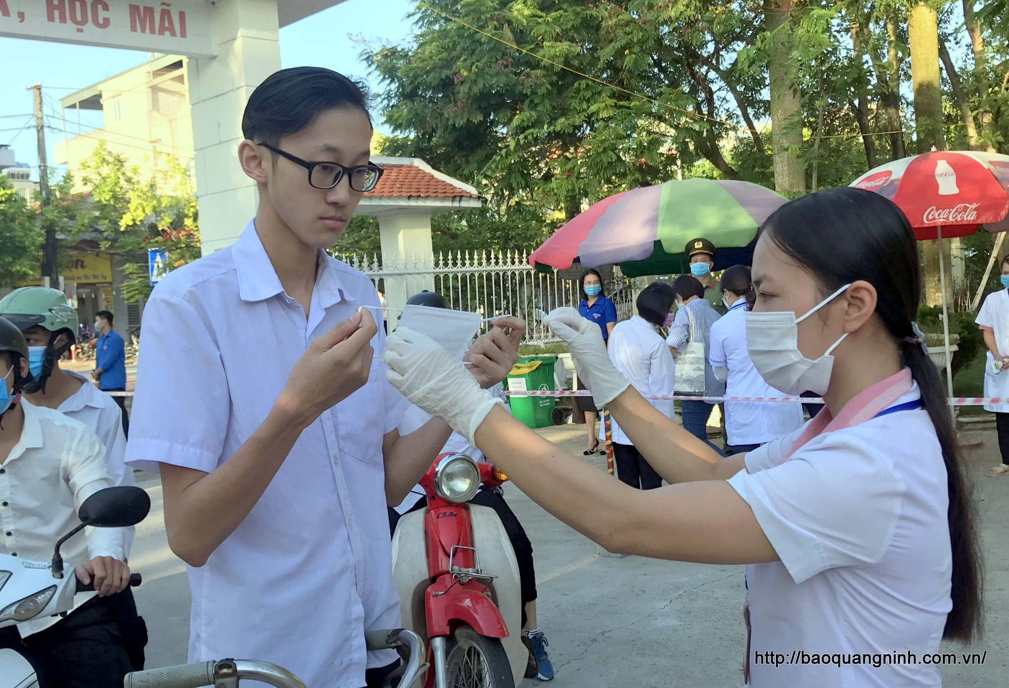 Tại Điểm thi Tiểu học, THCS, THPT Yên Hưng (TX Quảng Yên), cán bộ y tế kịp thời phát khẩu trang cho các bạn thí sinh chưa chuẩn bị sẵn trước khi tới tới trường thi