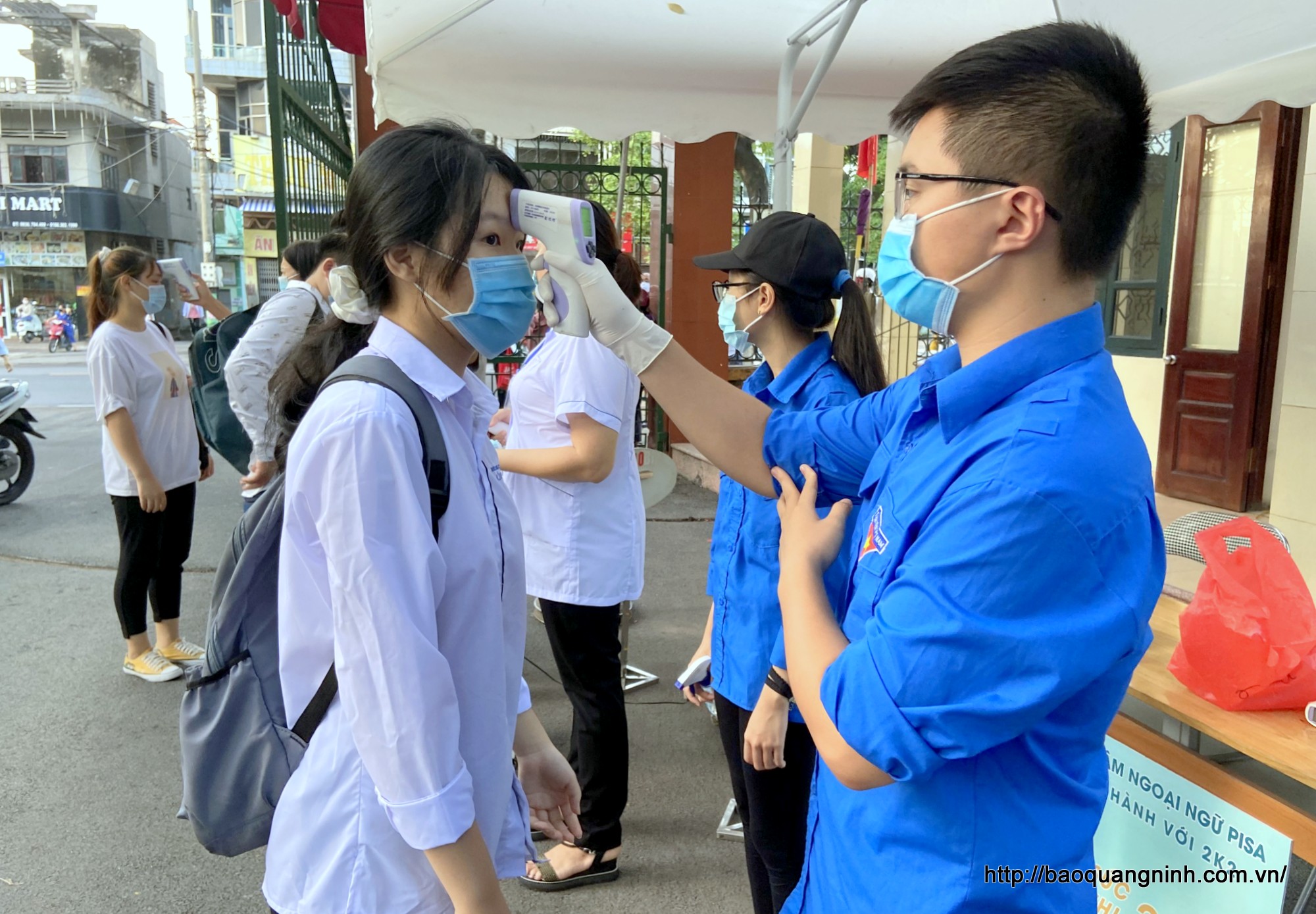 Tại Điểm thi, lực lượng thanh niên tình nguyện tích cực hỗ trợ công tác kiểm soát thân nhiệt thí sinh trước khi vào trường thi, đảm bảo không để xảy ra ùn tắc, dẫn đến việc các thí sinh bị ảnh hưởng tới giờ vào phòng thi.