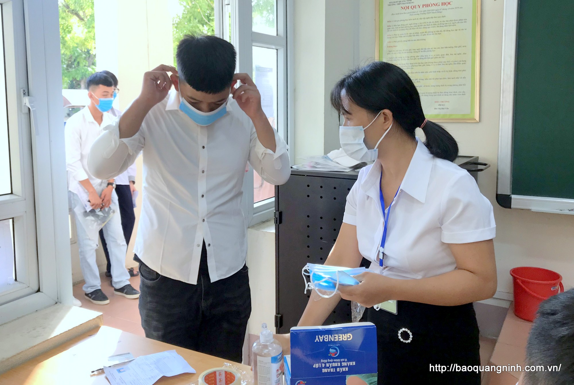 ...và được phát khẩu trang mới trước khi vào phòng thi.