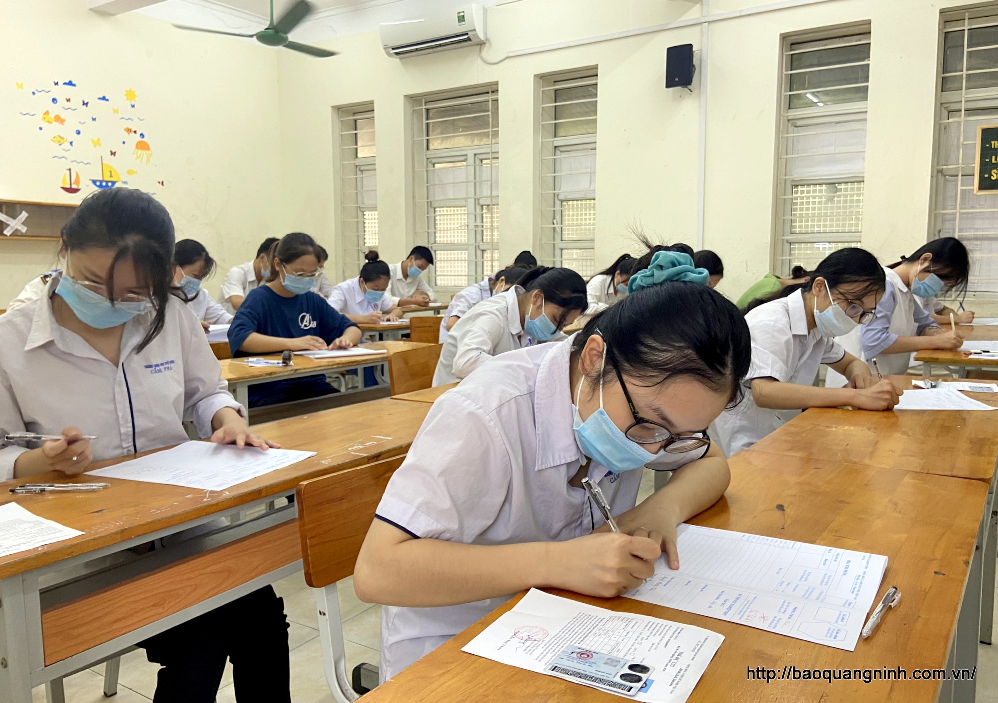 Hình ảnh các sĩ tử vượt vũ môn với chiếc khẩu trang y tế chắc chắn sẽ là hình ảnh ấn tượng của kỳ