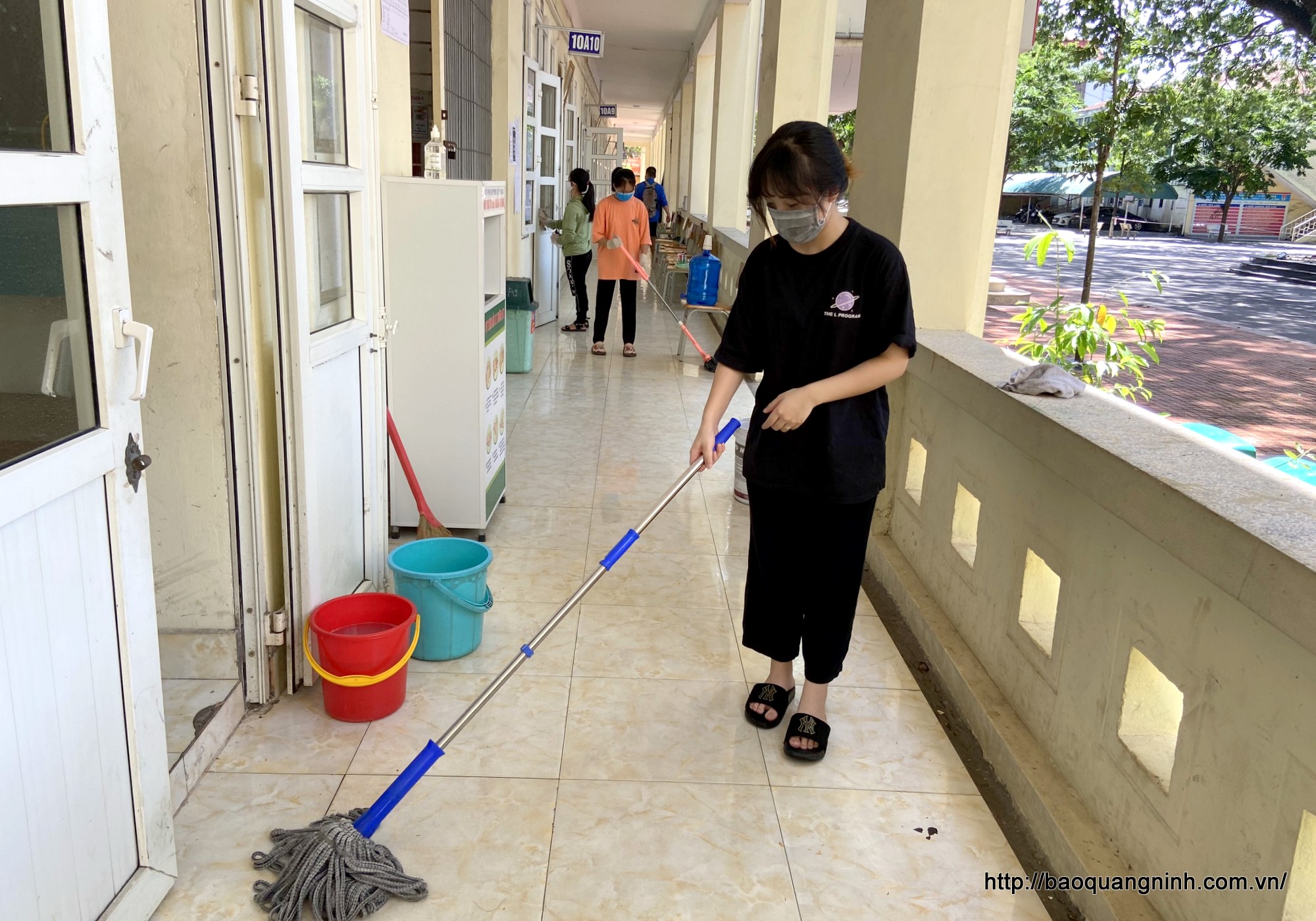 Ngay sau khi kết thúc môn thi toán trong buổi chiều, công tác vệ sinh, khử khuẩn toàn bộ khu vực thi tiếp tục được triển khai thực hiện nghiêm túc, đảm bảo quy định về an toàn phòng, chống dịch.