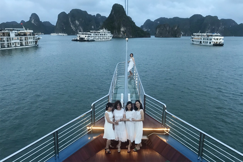 Du khách lưu trú nghỉ đêm trên Vịnh Hạ Long. 