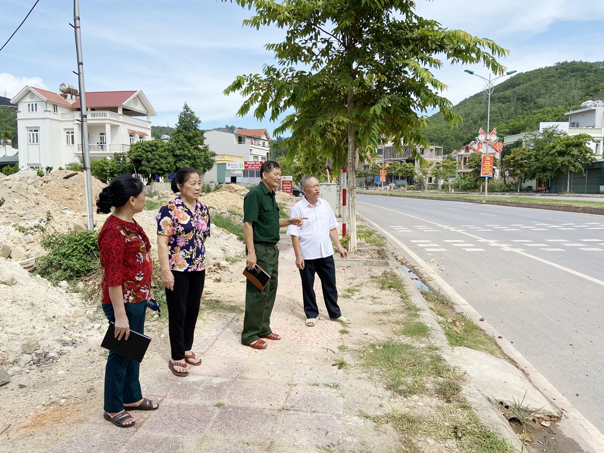Ông Hà Thanh Hiên (thứ ba, từ trái qua), Bí thư Chi bộ, Trưởng thôn 13, xã Hạ Long, huyện Vân Đồn, đã tuyên truyền, vận động người dân hiệu quả trong công tác giải phóng mặt bằng làm đường Cảng hàng không quốc tế Vân Đồn.