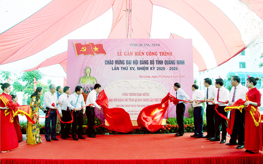 Các đồng chí lãnh đạo tỉnh cắt băng khánh thành, gắn biển Cụm công trình Trung tâm Hành chính tỉnh.