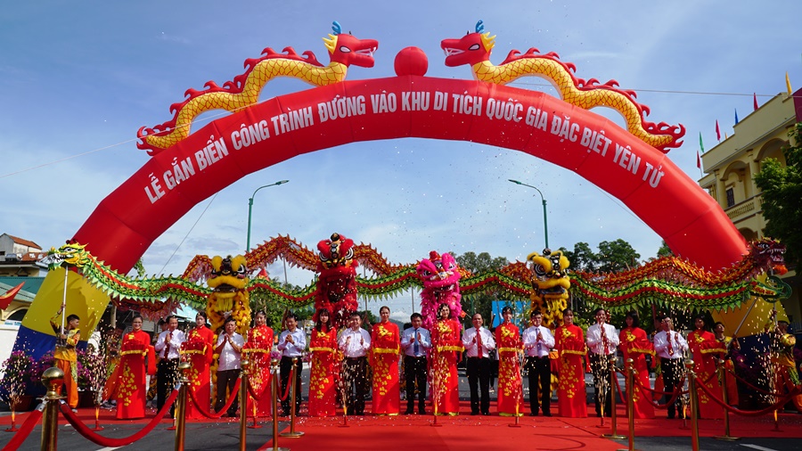 Các đại biểu cắt băng khánh thành, gắn biển công trình Đường vào Khu di tích quốc gia đặc biệt Yên Tử.