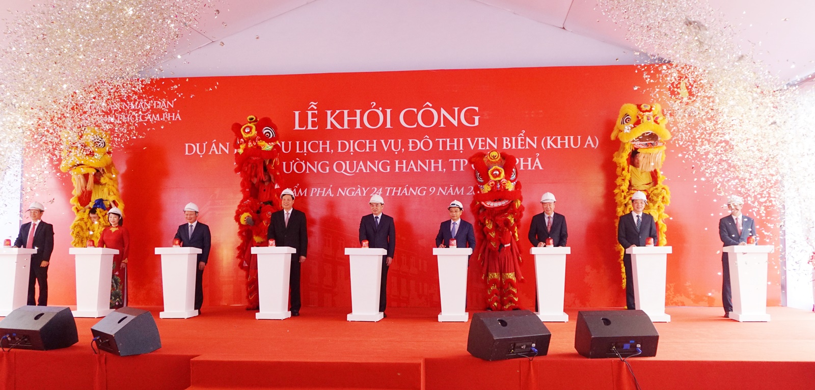 Các đại biểu nhấn nút khởi công dự án.