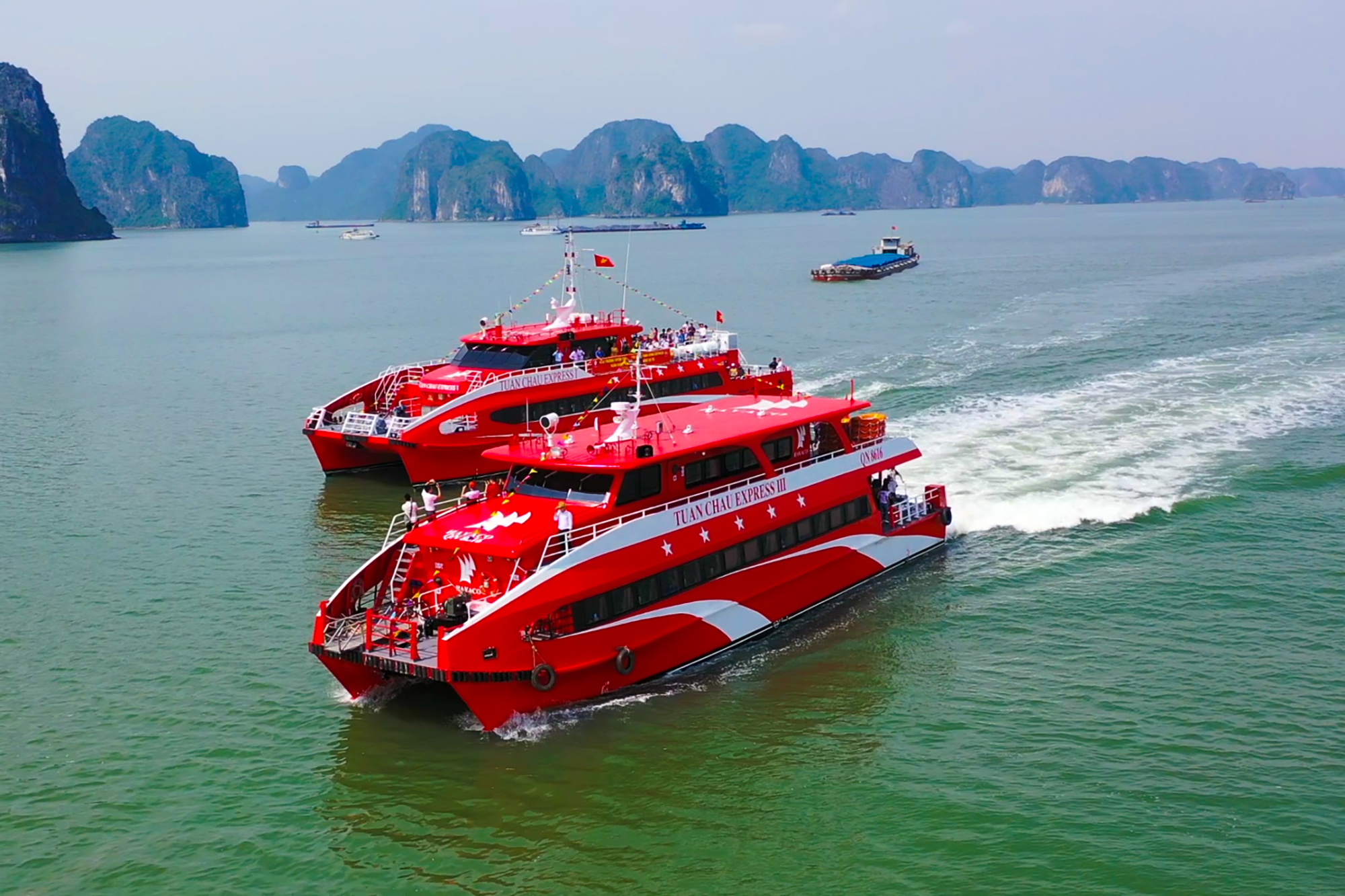 Tàu Tuần Châu Express trên hành trình đưa khách ra đảo Cô Tô.