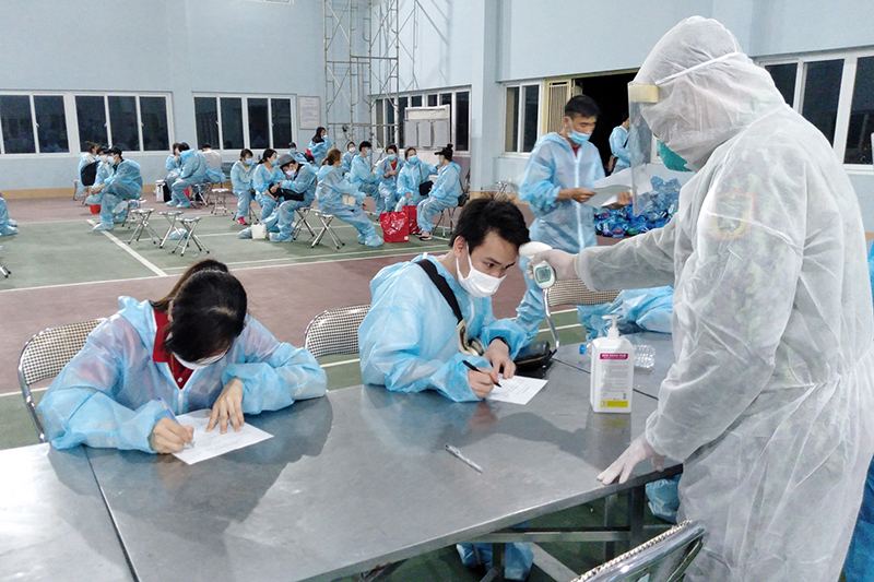 Lực lượng y tế Bộ CHQS tỉnh Quảng Ninh làm thủ tục tiếp nhận 83 công dân Việt Nam về từ Nhật thực hiện cách ly phòng, chống dịch Covid-19.