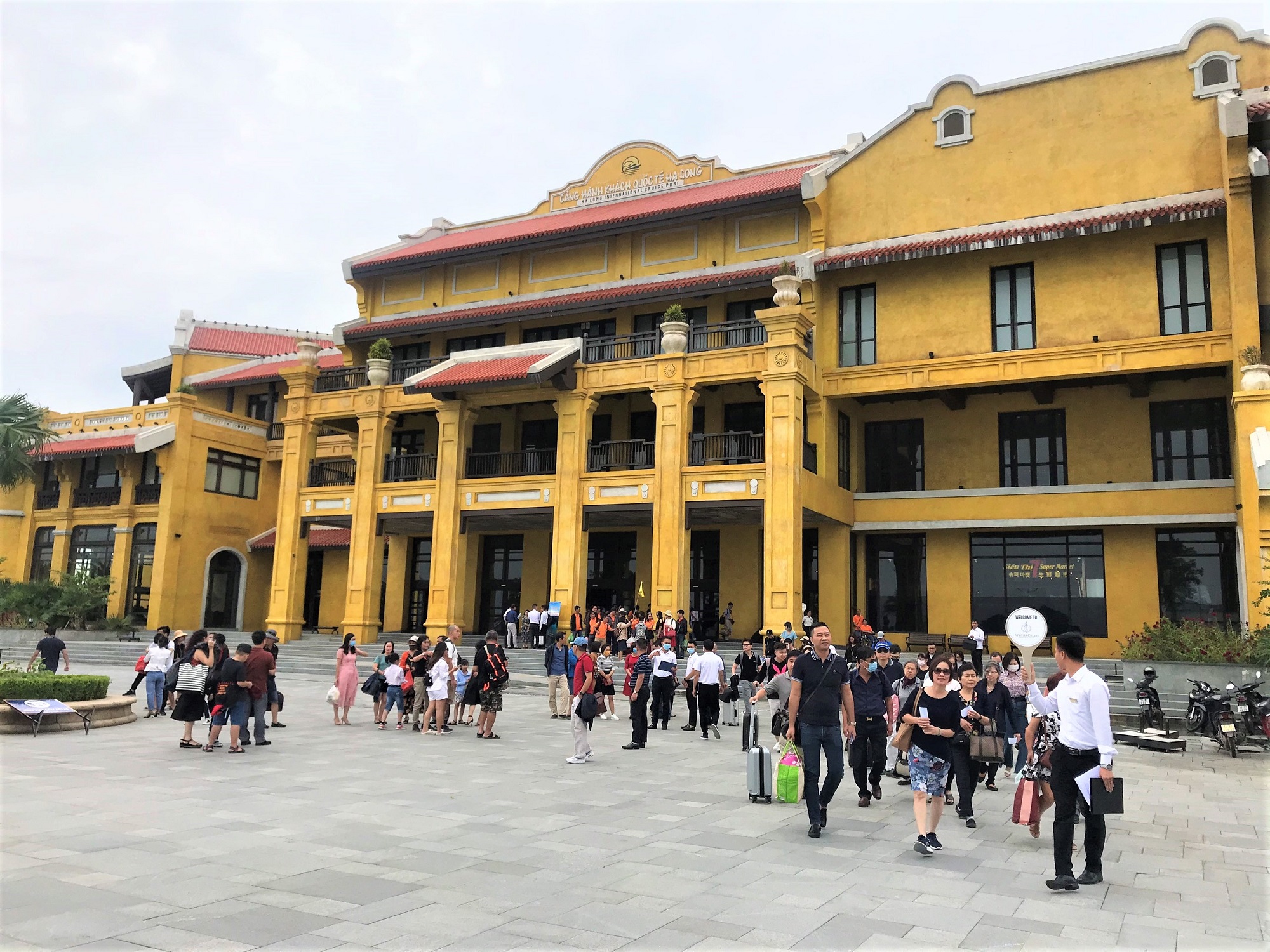 Du khách tham quan Vịnh Hạ Long từ Cảng tàu khách quốc tế Hạ Long.
