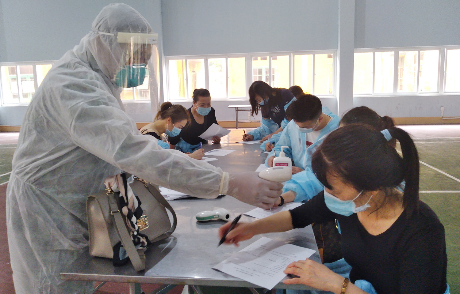 73 công dân Việt Nam trở về từ Đức thực hiện cách ly tại Trung đoàn 244.