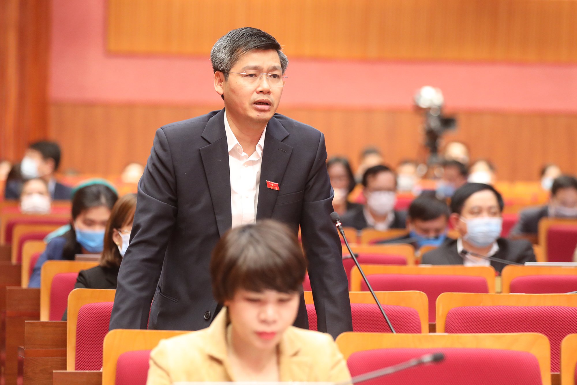 Đại biểu Hoàng Bá Hướng chất vấn.