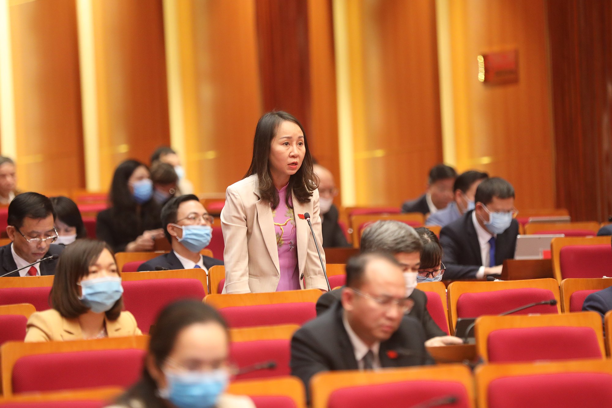 Đại biểu Nguyễn Thu Trang, Tổ đại biểu Cẩm Phả, chất vấn Giám đốc Sở Y tế. 